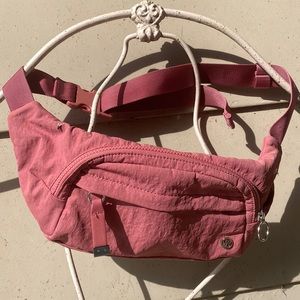 Lululemon Athletica belt bag raspberry EUC